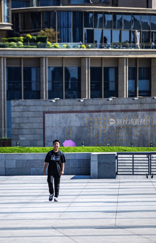 上海外滩男孩在广场行走