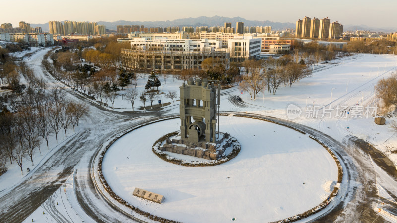 雪后燕山大学校园地标建筑鸟瞰全景