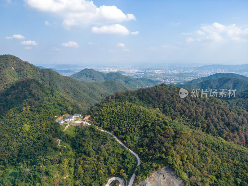 航拍蓝天白云下的青山河流村庄风光