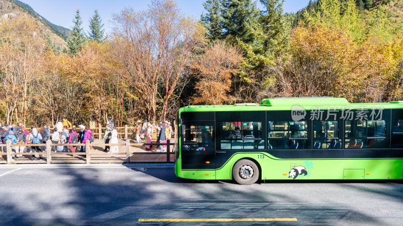 四川九寨沟景区的门口及游客排队上车乘车