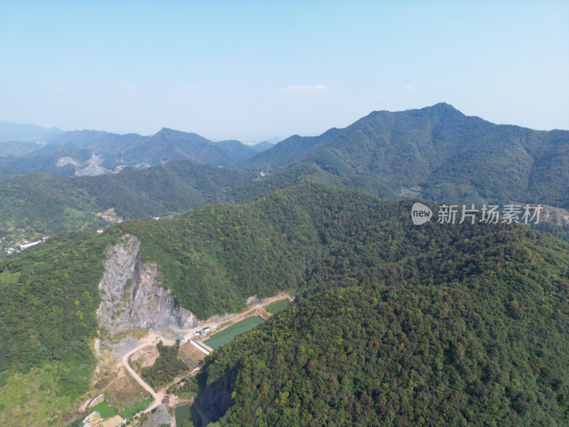 航拍蓝天白云下的青山河流村庄风光