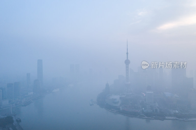 上海陆家嘴晨雾