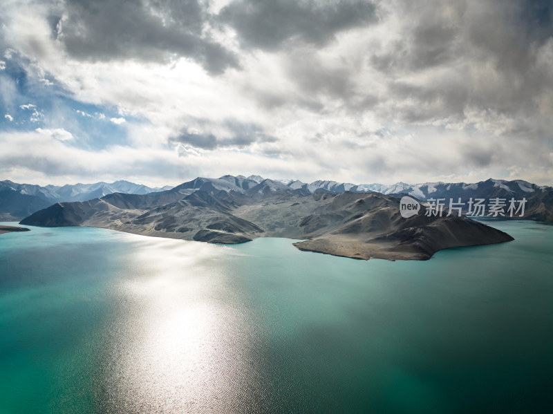 航拍雪山下的湖泊