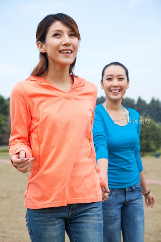 年轻女人在郊外