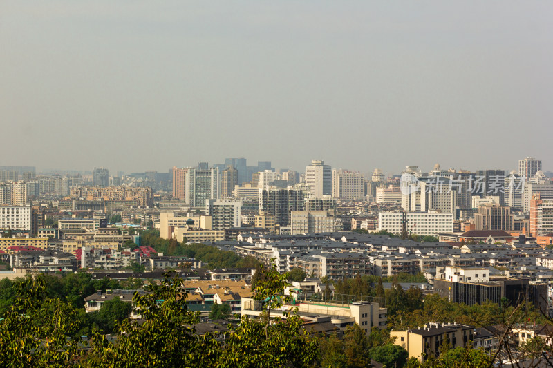 杭州宝石山上拍杭州市区建筑群天际线景观