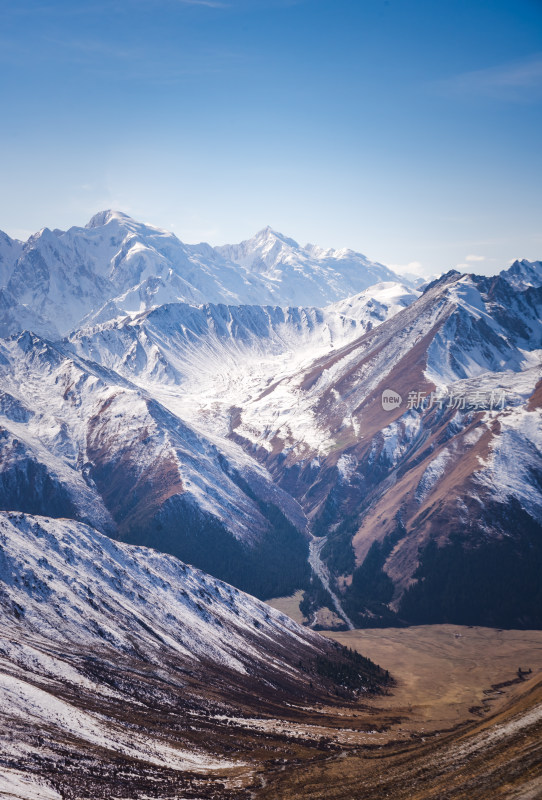 新疆雪山山脉自然风景