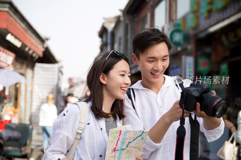 青年情侣旅游照相