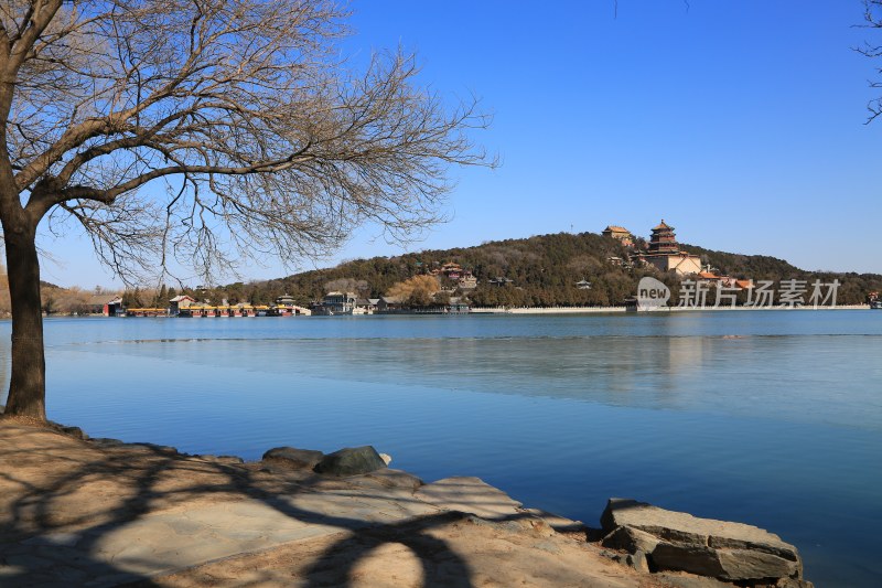 颐和园冬日湖景与古建筑