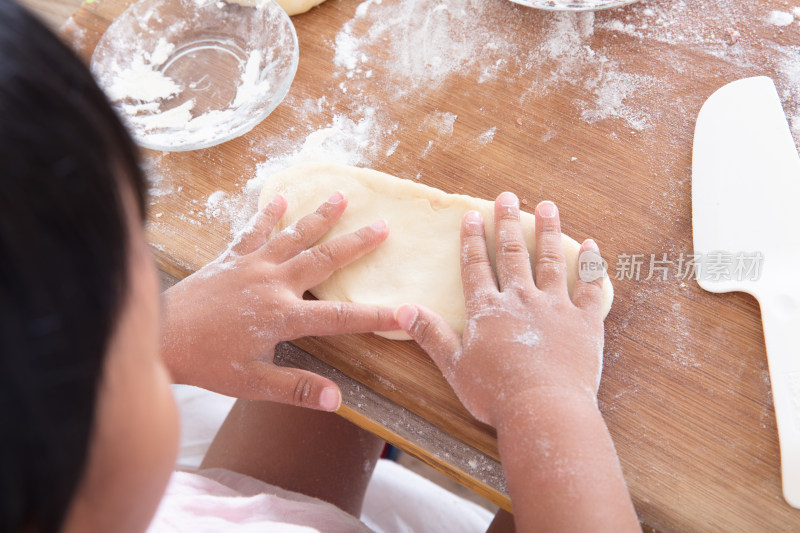 小孩子在学习制作面食糕点