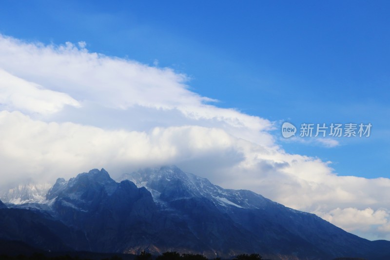 玉龙雪山日照金山