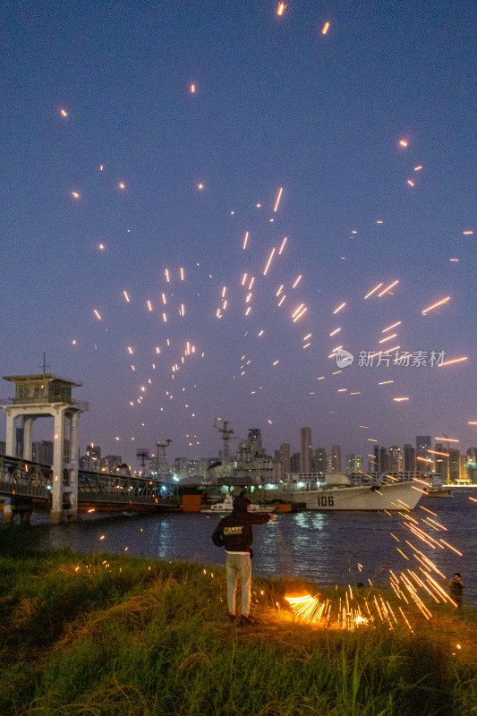 江边城市夜景下的璀璨火花