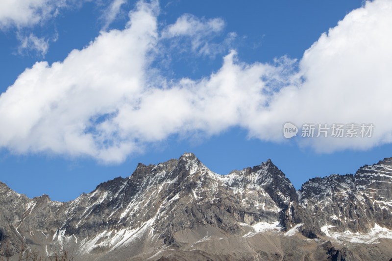 蓝天白云雪山巍峨