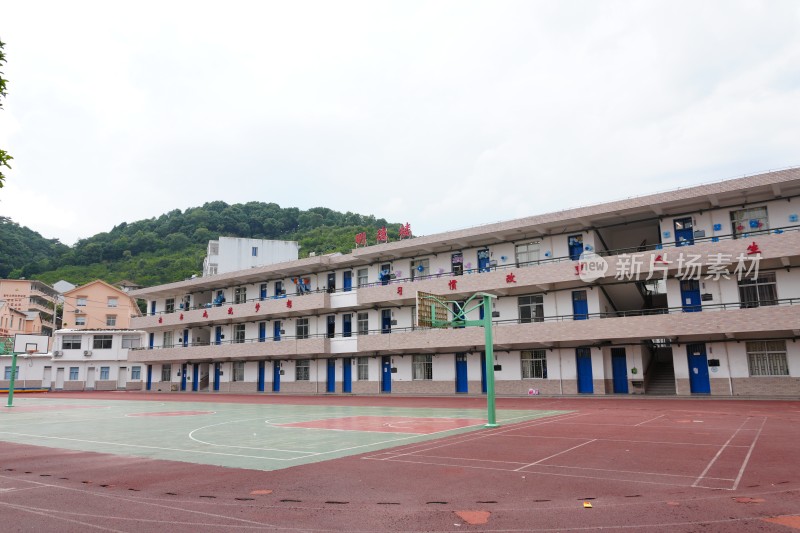 小学操场和教学楼