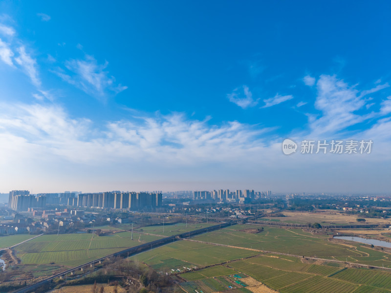 城市与农田航拍全景