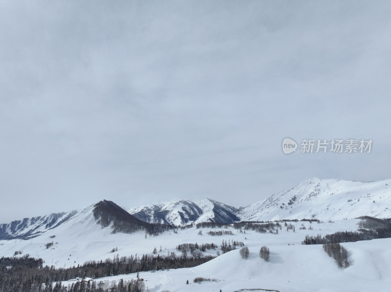 中国新疆阿勒泰禾木冬季雪景白雪覆盖的禾木