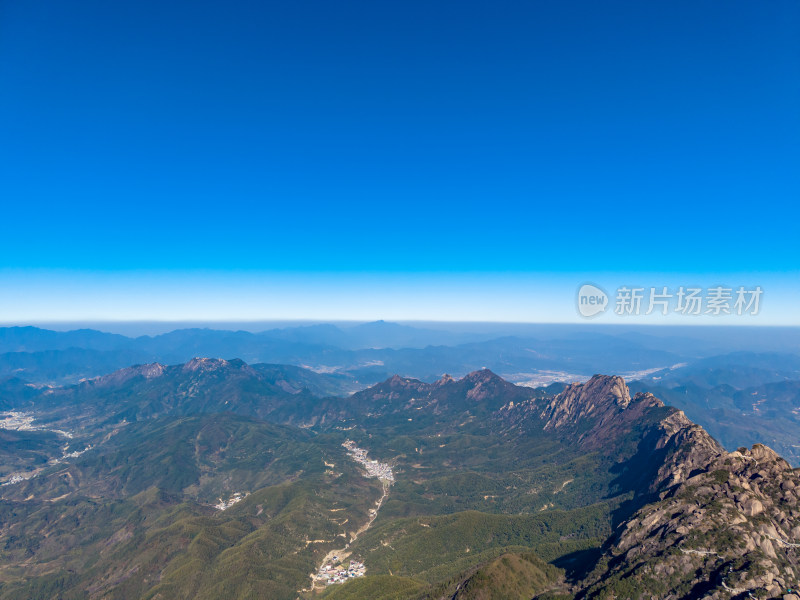 险峻陡峭山峰航拍图