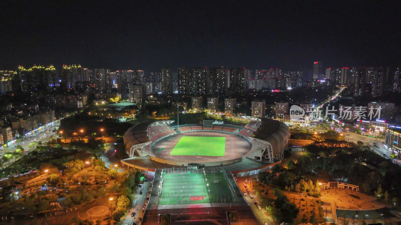 四川自贡南湖体育中心夜景摄影图