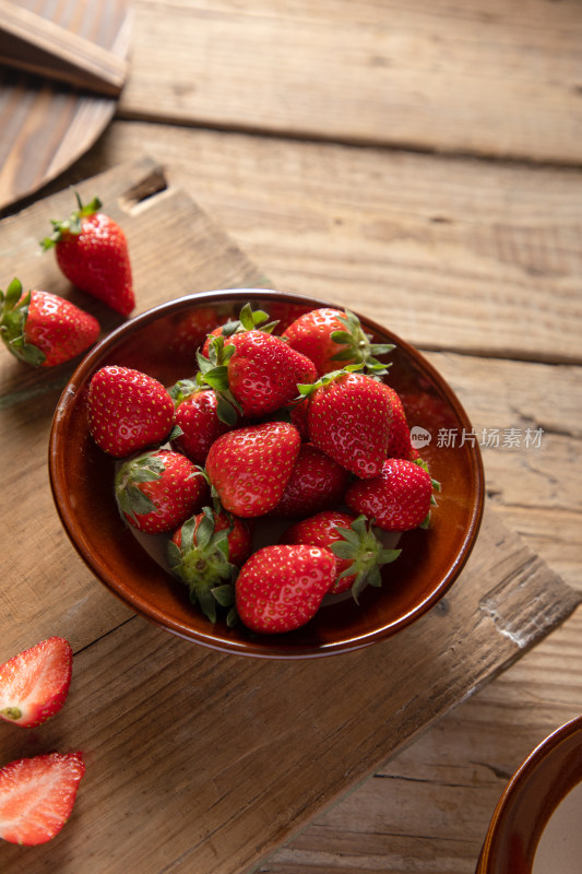 新鲜草莓水果切开