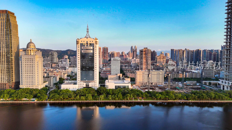 夕阳下福建厦门城市风光航拍图