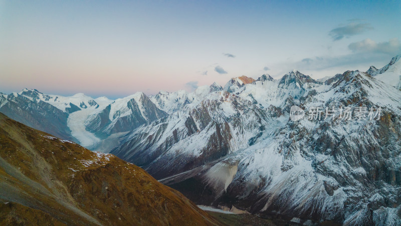 航拍雪山日落时分自然风景