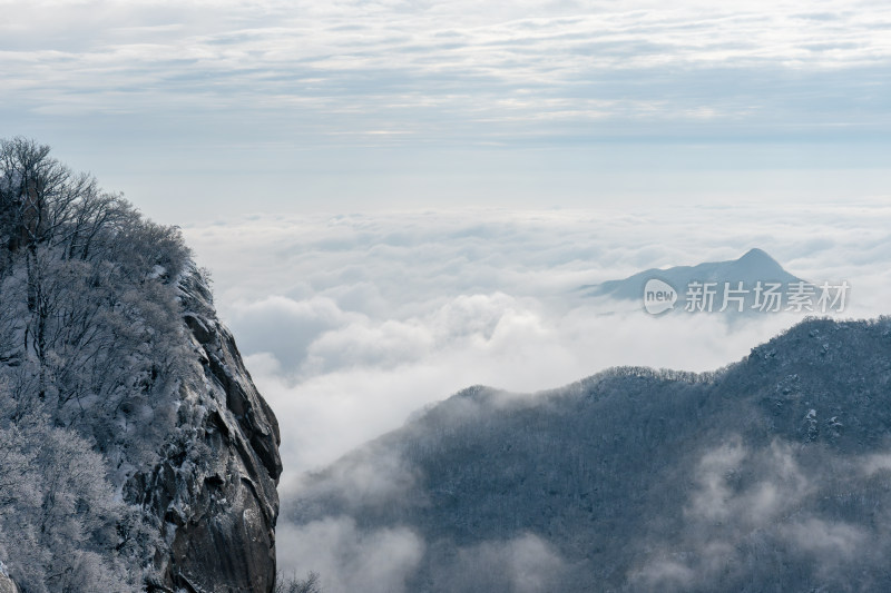 寒冷冬天大山气象