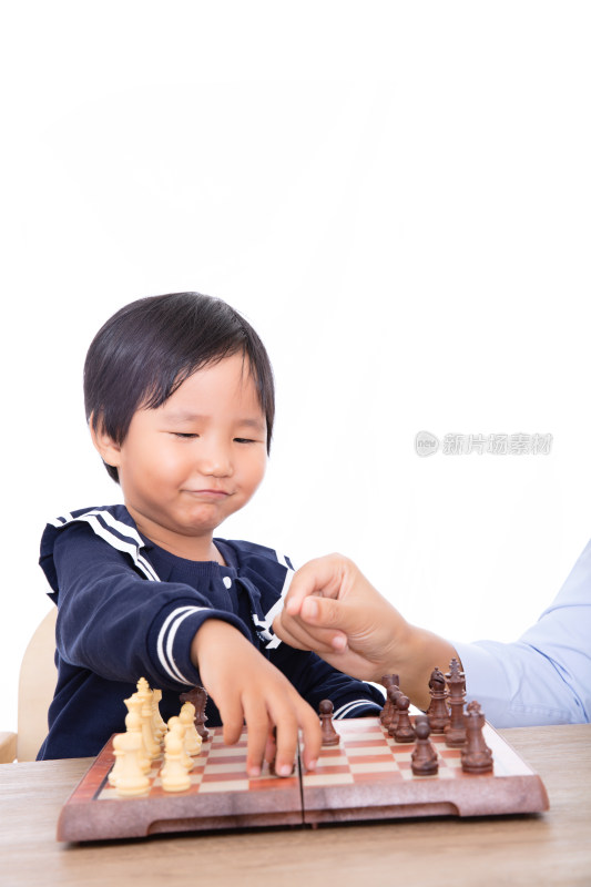 中国儿童在老师的辅导下学习国际象棋