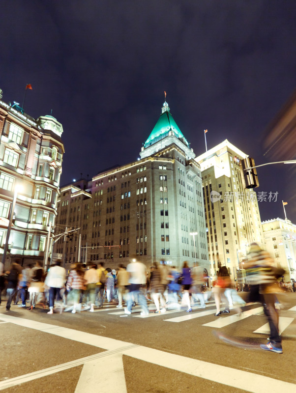 上海外滩夜景行人过马路