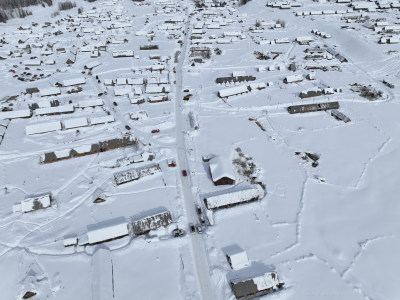 中国新疆阿勒泰禾木冬季雪景白雪覆盖的禾木