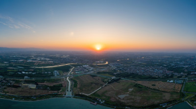 夕阳下的河流全景