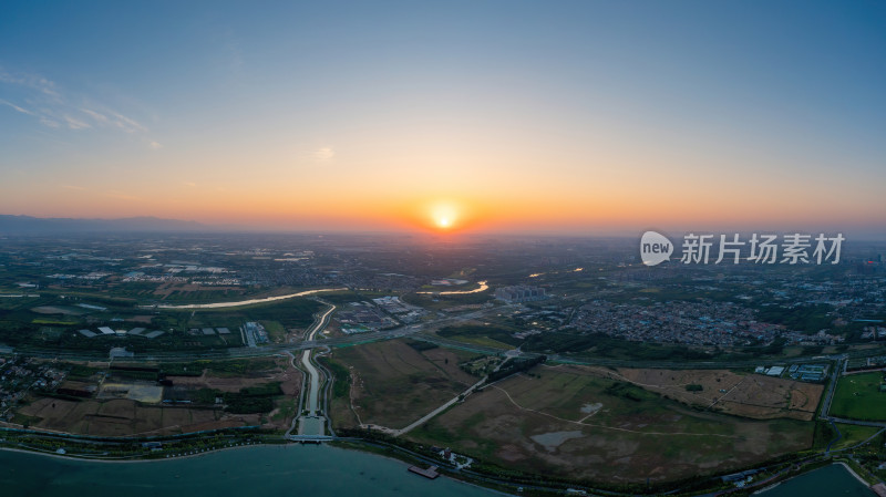 夕阳下的河流全景