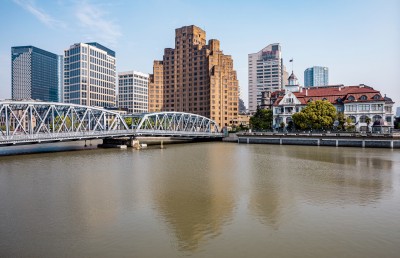 城市河流上的桥梁与高楼景观