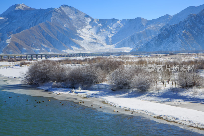 中国西藏冬季拉萨河雪景及拉萨河大桥