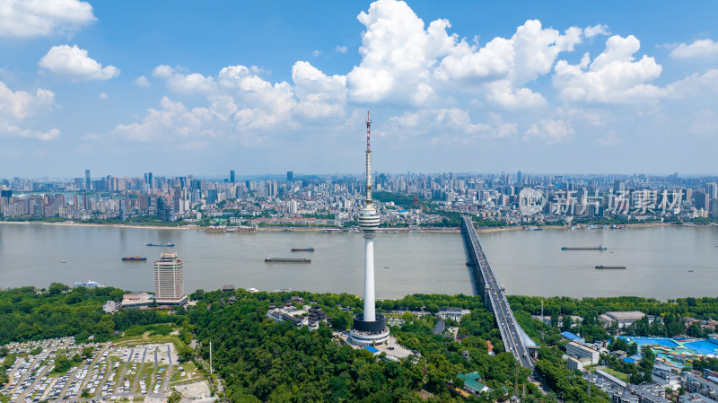 武汉长江大桥与龟山电视塔城市蓝天白云风景