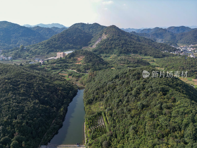 航拍青山乡村稻田风光