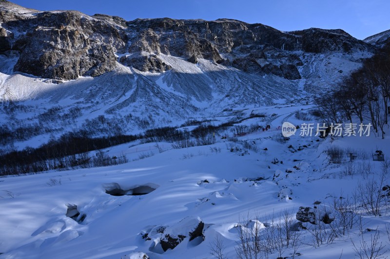 雪山风光全景，积雪覆盖的山脉景象