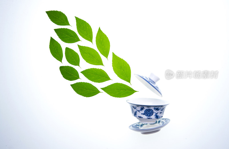 绿色的茶叶和茶杯