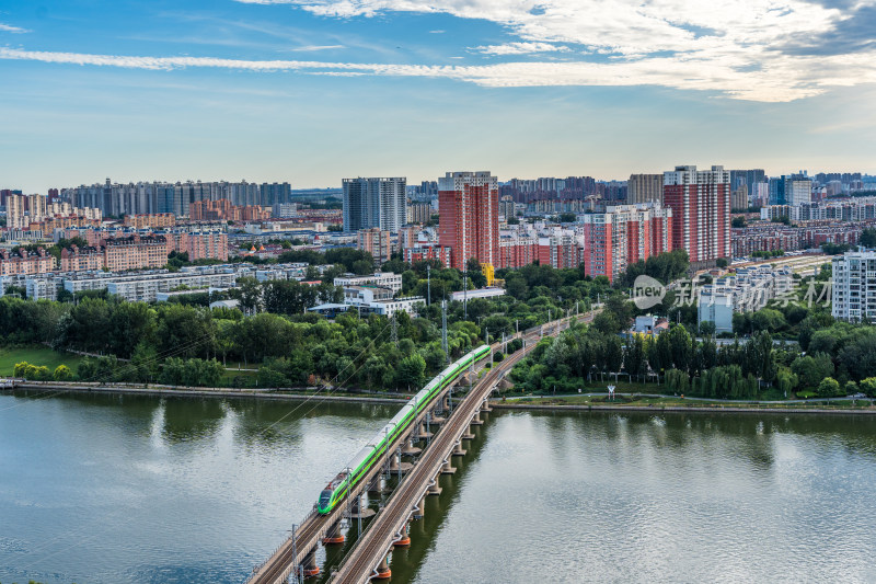 北京通州河流上的高铁桥及周边建筑全景