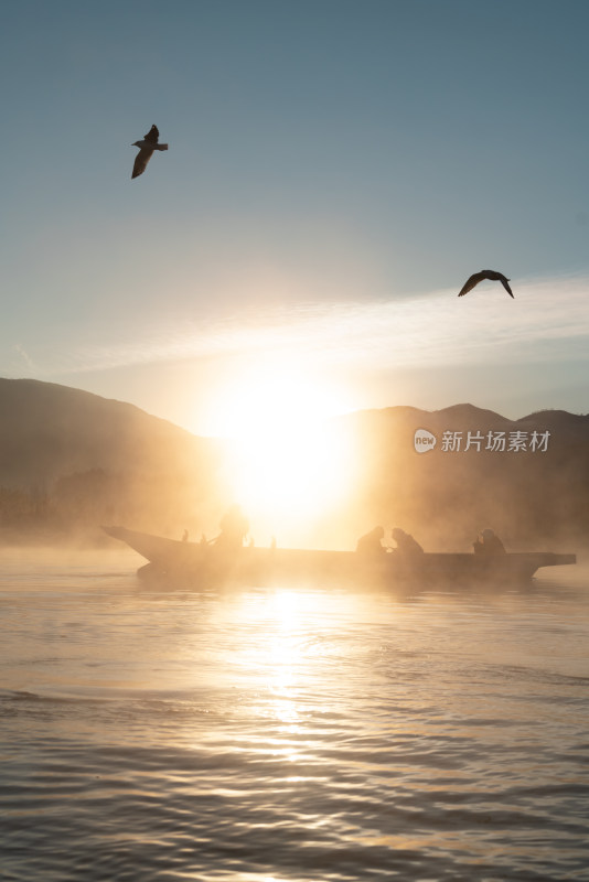 泸沽湖冬天唯美晨雾冬景