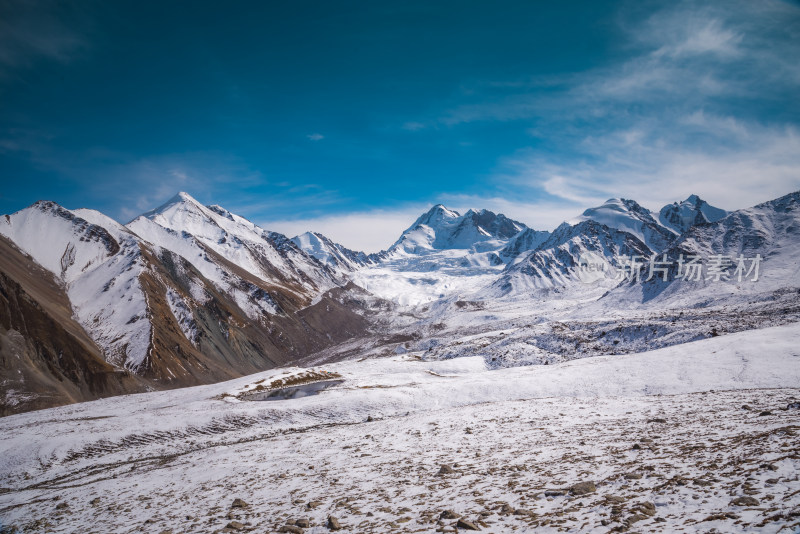 壮丽雪山天空自然风景