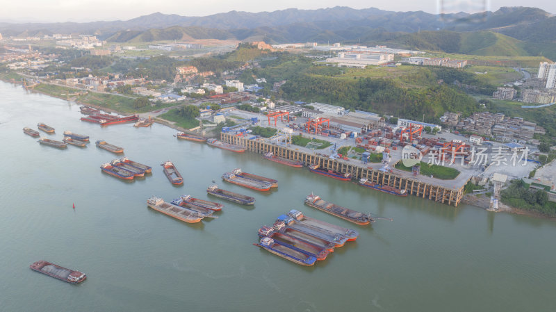 江边码头船只鸟瞰全景