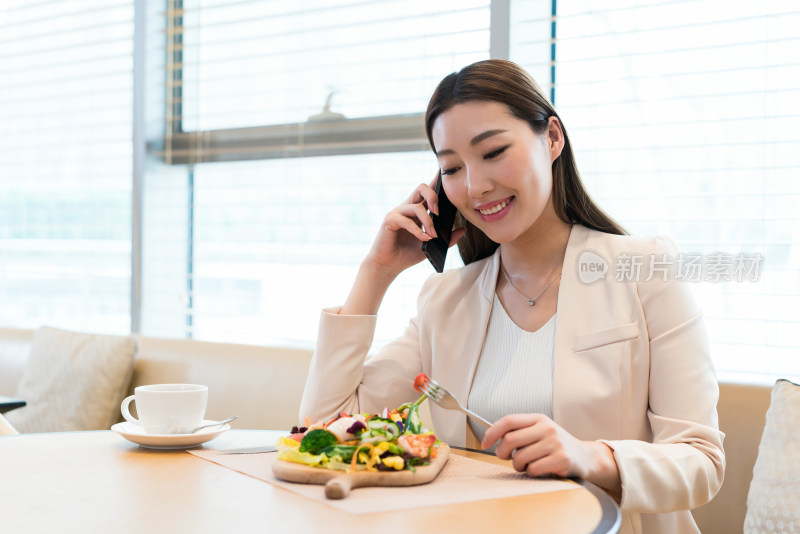 年轻女子下午茶时光