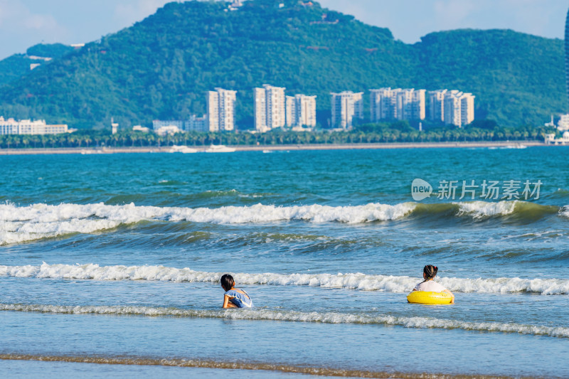 海边儿童正在沙滩上玩耍