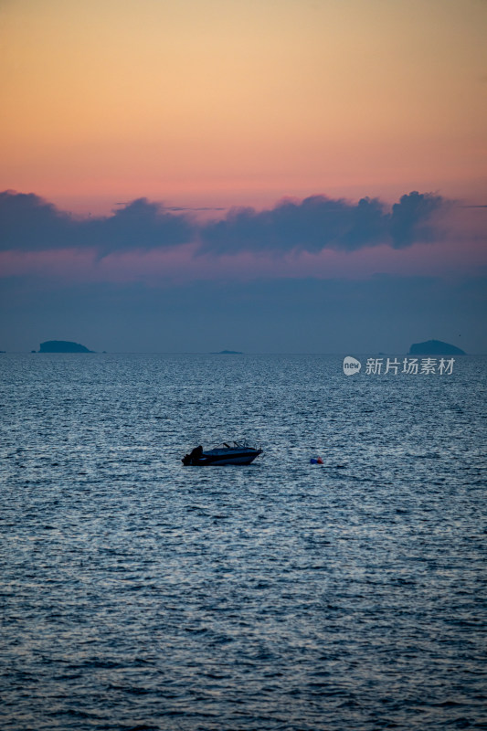 山东烟台东山栈桥海上日出海天相接一色景观