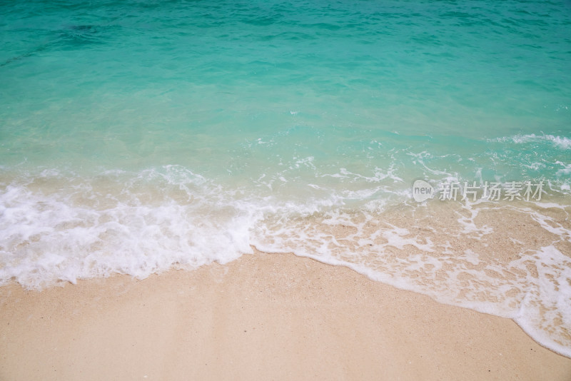 蓝色的沙滩和海浪美丽的风景