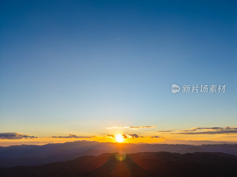 航拍山间日落美景