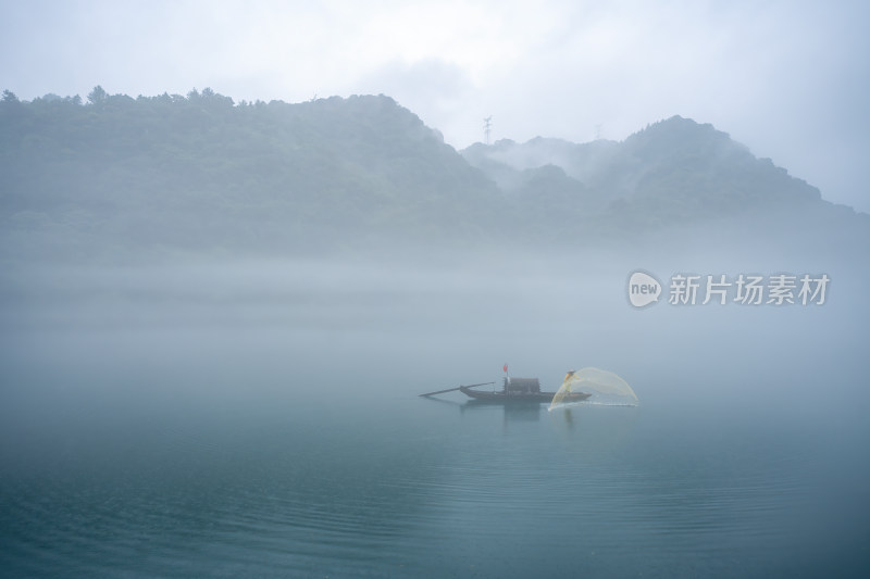 湖南郴州小东江晨雾小船薄雾笼罩下宁静之美