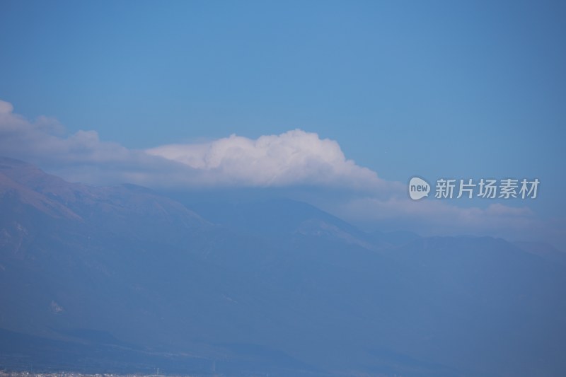 蓝天白云下的连绵山脉苍山洱海壮丽景象