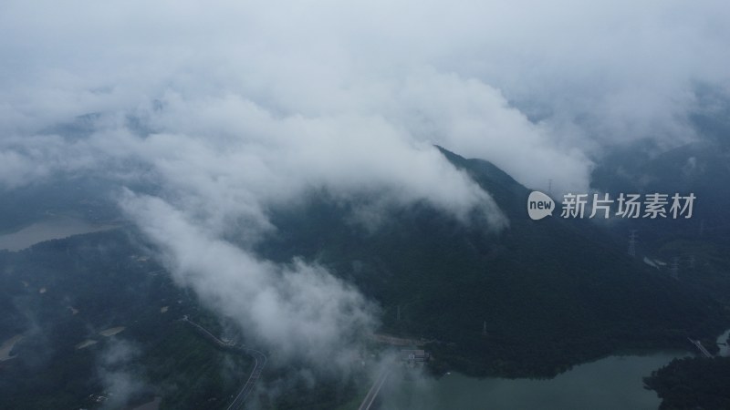 广东东莞：雨后银瓶山上空出现云海