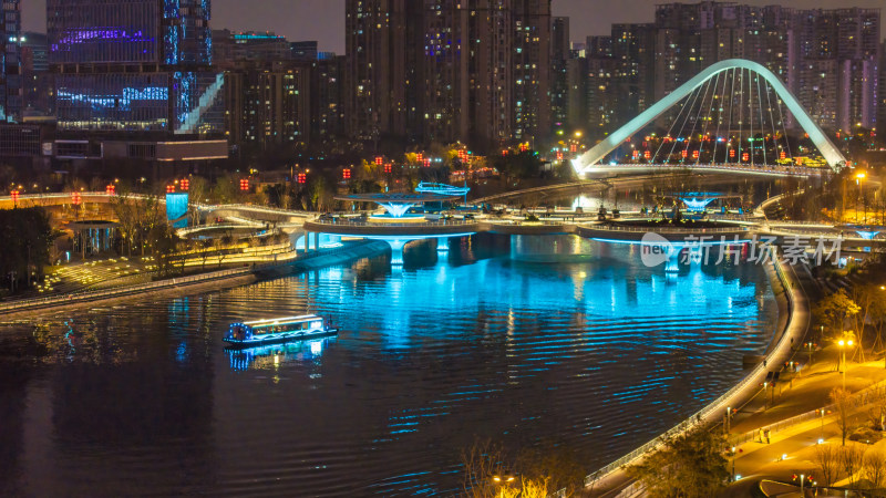 成都高新区的夜游锦江游船