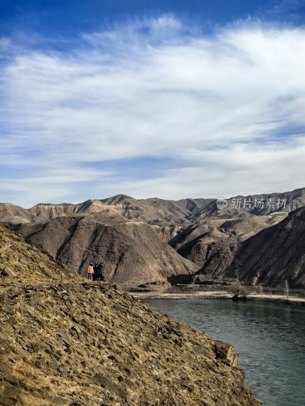 河畔山地游人赏景